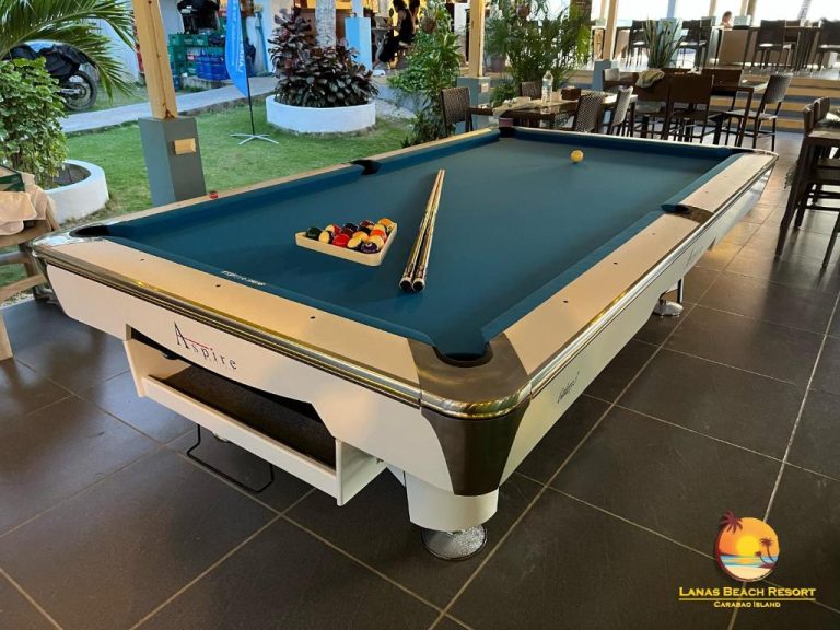 Mesa de billar Aspire con taco y bolas en el área de recreación del Lanas Beach Resort Carabao Island