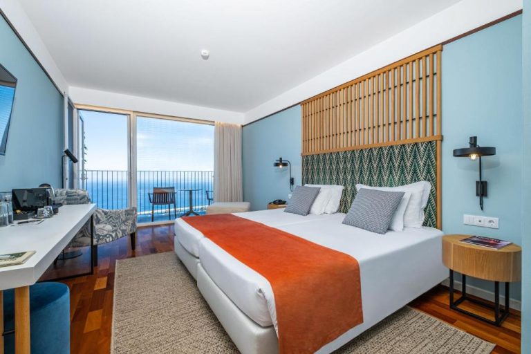 Habitación doble con vista al mar y balcón en Hotel Quinta do Furao en Madeira