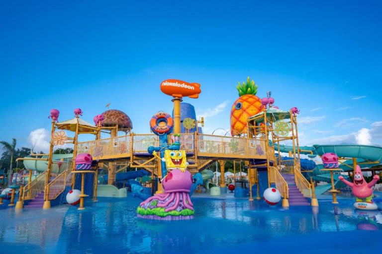 Parque acuático Aqua Nick con toboganes y figura de Bob Esponja en Nickelodeon Hotels Riviera Maya