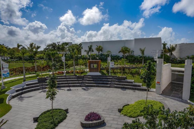 Anfiteatro al aire libre con jardines tropicales en Nickelodeon Hotels & Resorts Riviera Maya by Karisma