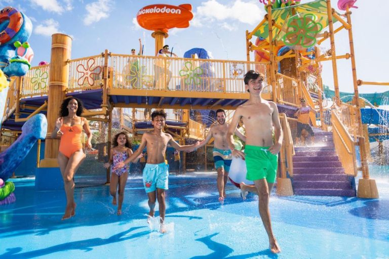 Familia disfrutando del parque acuático infantil en Nickelodeon Hotels & Resorts Riviera Maya by Karisma