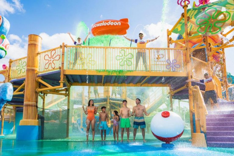 Familia disfrutando de la zona acuática con slime verde en Nickelodeon Hotels & Resorts Riviera Maya
