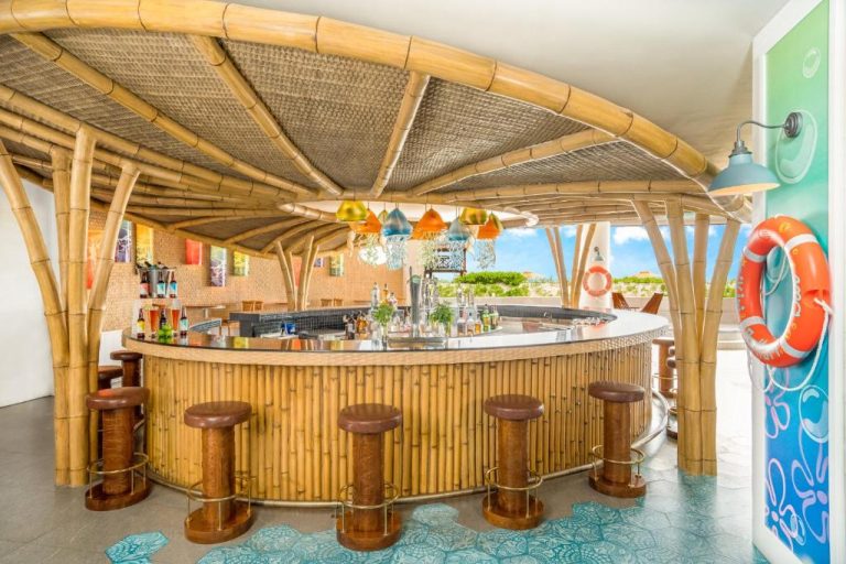 Bar tropical de bambú con taburetes y techo artesanal en Nickelodeon Hotels & Resorts Riviera Maya