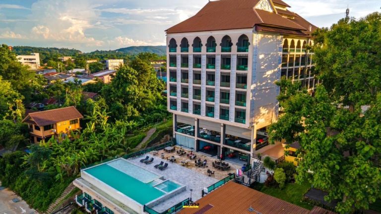 Vista aérea de la piscina exterior y fachada del Chiangkhong Teak Garden Riverfront Onsen Hotel en Tailandia