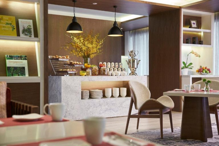 Zona de buffet de desayuno con repostería y bebidas en Orchard Rendezvous Hotel by Far East Hospitality