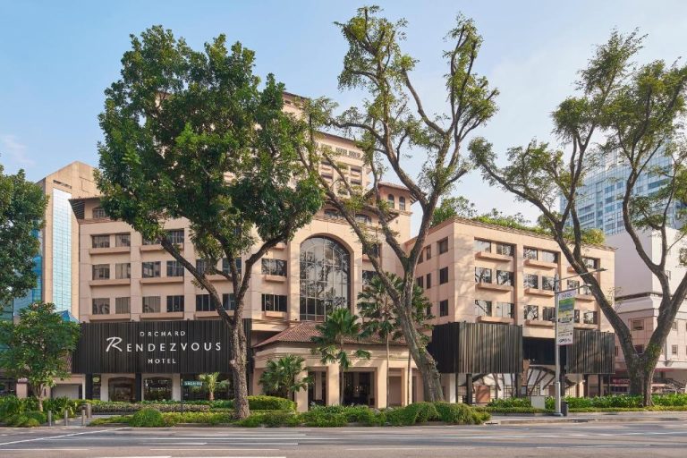 Fachada exterior del Orchard Rendezvous Hotel by Far East Hospitality rodeada de árboles en Singapur