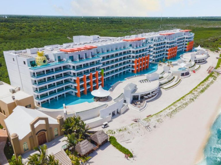 Vista aérea del Nickelodeon Hotels & Resorts Riviera Maya con piscina infinita y playa de arena blanca