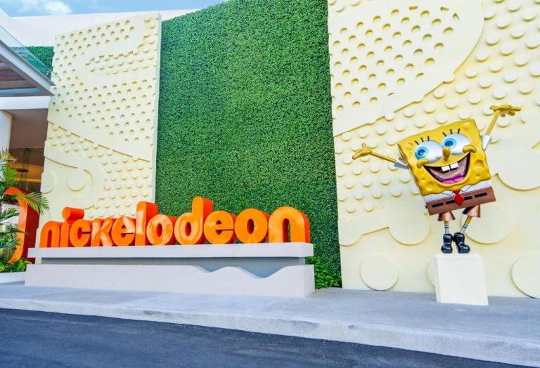 Entrada principal del Nickelodeon Hotels Riviera Maya con estatua de Bob Esponja y letrero naranja