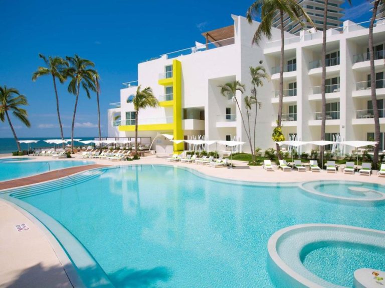 Piscina exterior con jacuzzi y tumbonas del Krystal Grand Puerto Vallarta All Inclusive frente al mar