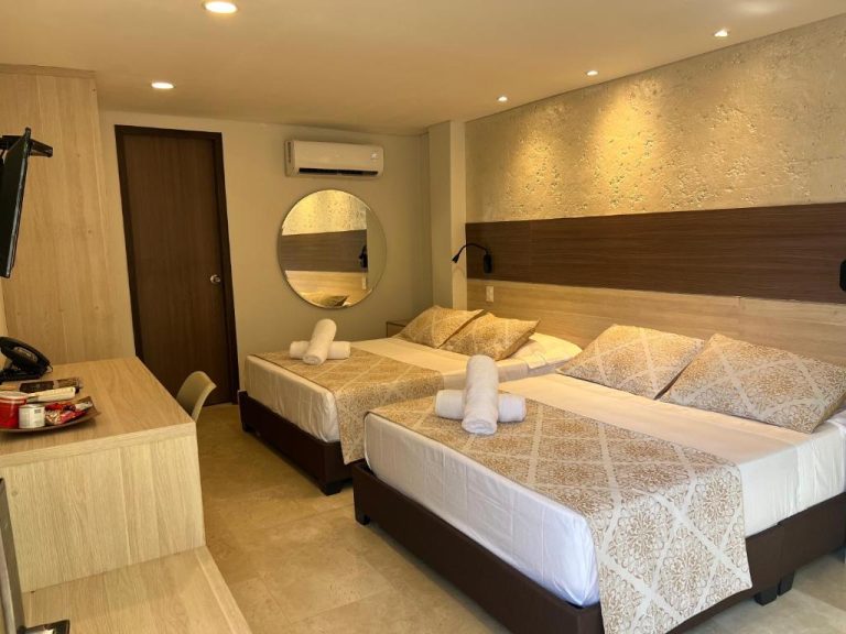 Habitación triple con dos camas y decoración elegante en Cartagena Royal Hotel Boutique
