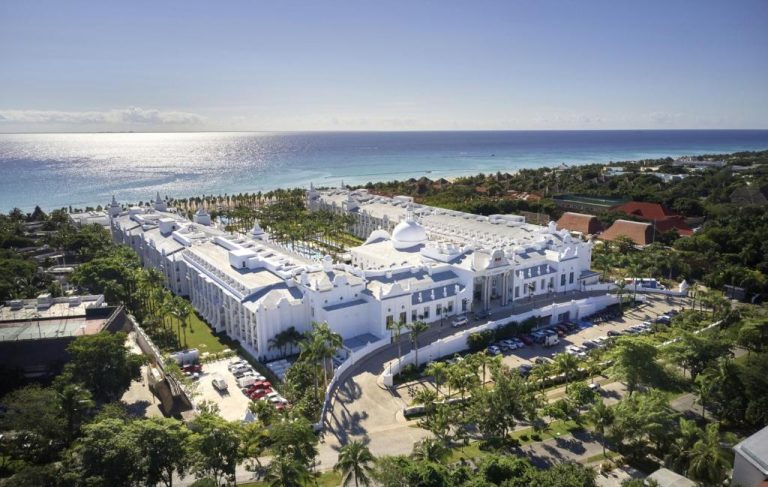 Vista aérea del Hotel Riu Palace Riviera Maya All Inclusive con fachada blanca y acceso a playa