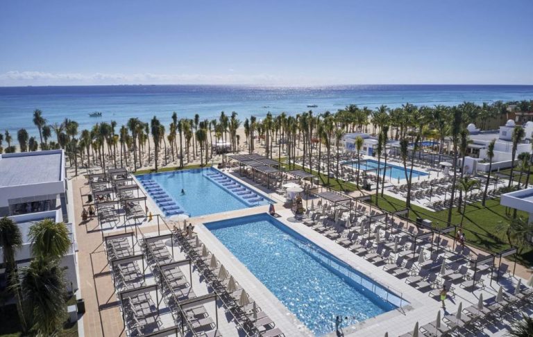 Vista aérea de las piscinas exteriores y playa del Riu Palace Riviera Maya All Inclusive México