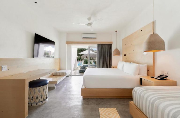 Habitación doble moderna con vistas a la piscina en Bahia Hotel & Beach House, decoración minimalista