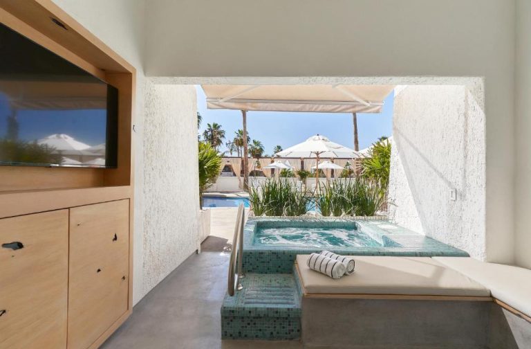 Jacuzzi privado con vistas a la piscina exterior en Bahia Hotel & Beach House