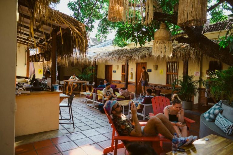 Zona social al aire libre con terraza tropical en Viajero Cartagena Centro Hostel