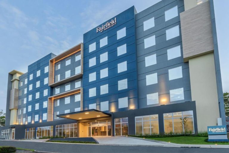 Fachada exterior moderna del Fairfield by Marriott San José Airport Alajuela al atardecer