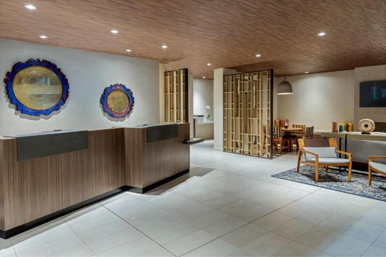 Recepción y lobby moderno del Fairfield by Marriott San Jose Airport Alajuela con arte decorativo