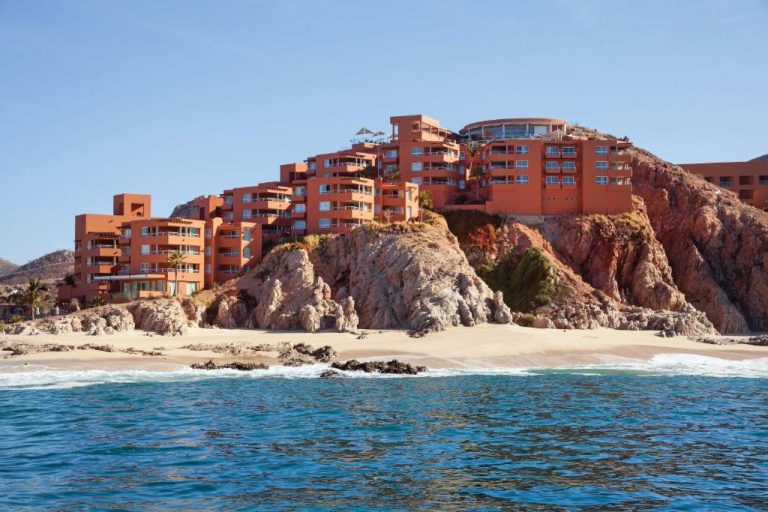Vista exterior del Westin Los Cabos Resort Villas en Baja Point, con edificios sobre acantilados frente al mar