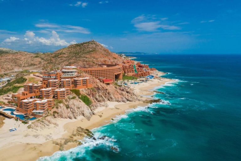Vista aérea del The Westin Los Cabos Resort Villas con acantilados, playa y aguas turquesas de Baja California