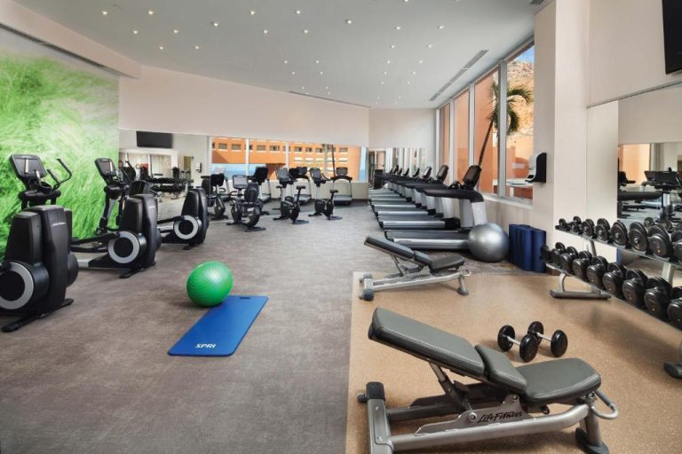 Gimnasio totalmente equipado con cardio y pesas en The Westin Los Cabos Resort Villas Baja Point