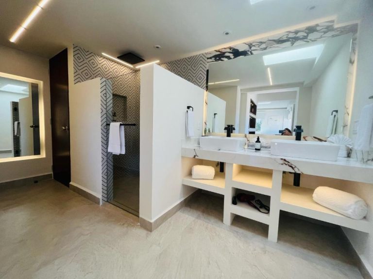 Baño de lujo con doble lavabo y ducha independiente en Marisol Hotel Boutique