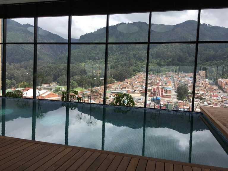 Piscina interior con vista panorámica a las montañas y ciudad de Bogotá en Hotel Enjoy In Bogotá