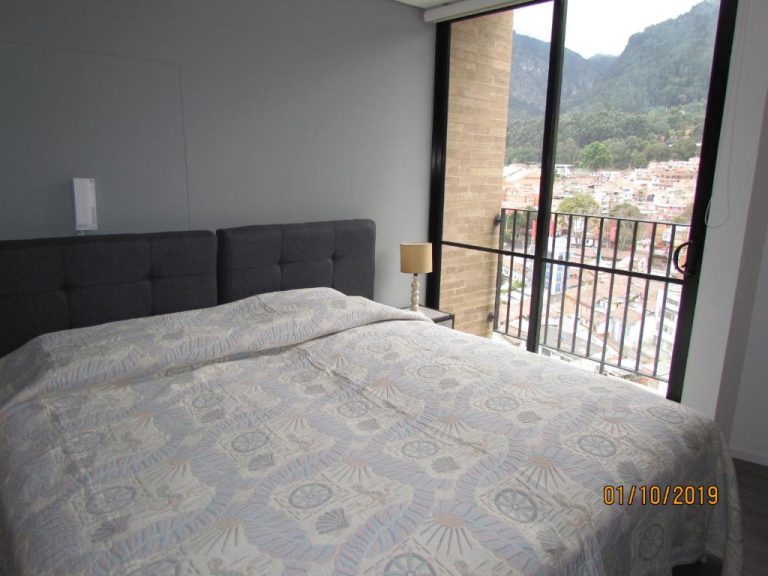Habitación doble con cama matrimonial y vista panorámica a la montaña en Enjoy In Bogotá