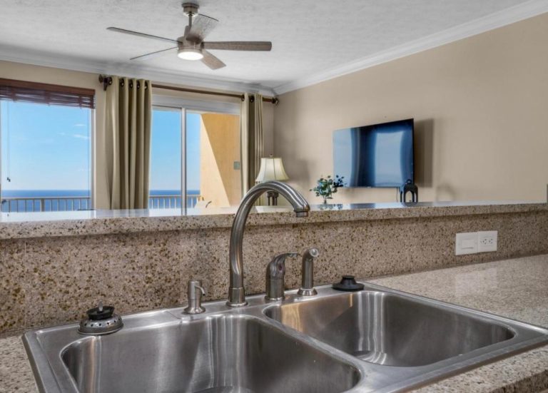 Cocina con fregadero de acero inoxidable y vista al mar desde el apartamento Treasure Island 2102 Beach Front