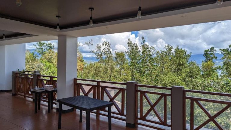 Terraza cubierta con vistas a la montaña y naturaleza en Bakawan Hideaway Resort and Restaurant