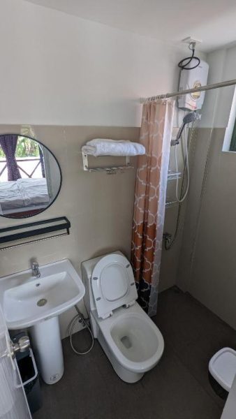 Baño privado con ducha, inodoro y lavabo del Bakawan Hideaway Resort and Restaurant