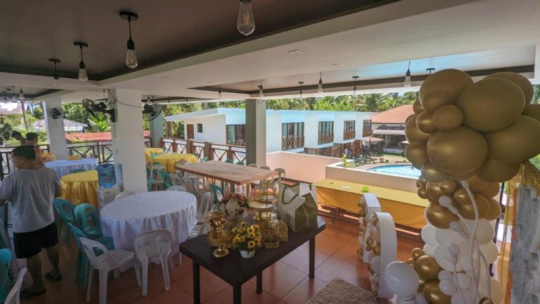Terraza decorada con globos dorados para eventos en Bakawan Hideaway Resort and Restaurant con vista a la piscina