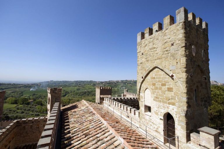Torre medieval y murallas almenadas del Castello di Monterone con vistas al paisaje toscano