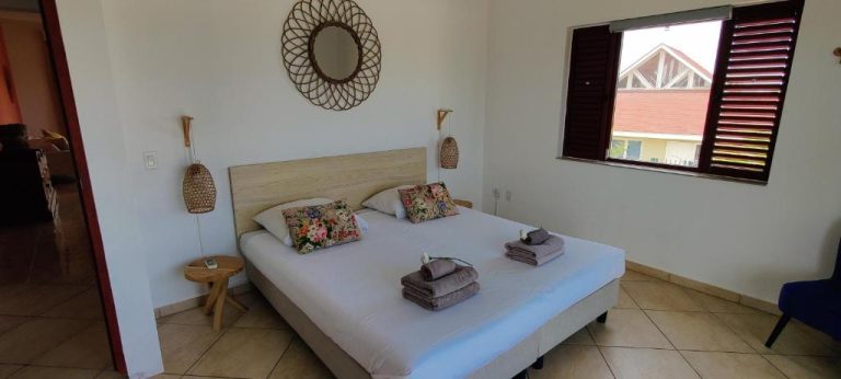 Habitación doble con cama matrimonial y decoración tropical en Home Sweet Home Jan Thiel Curazao