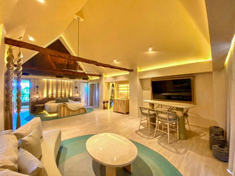 Suite de lujo con cama dosel y sala de estar en Hotel Shibari Restaurant & Cenote Club