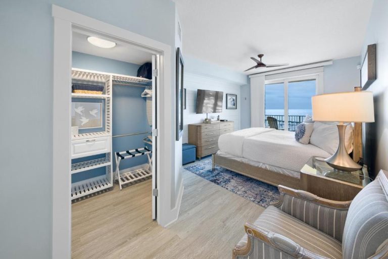 Habitación principal con vistas al mar y vestidor en Calypso 3 Luxury Beach Vacation