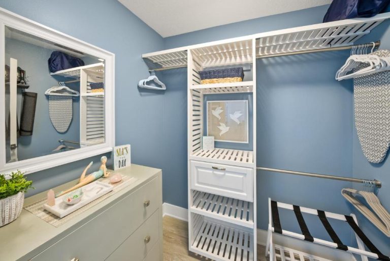 Vestidor organizado con estanterías blancas y paredes azules en Calypso 3 Luxury Beach Vacation