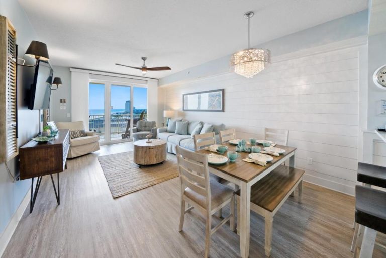 Salón comedor luminoso con vista al mar en Calypso 3 Luxury Beach, decoración costera y mesa para 6 personas