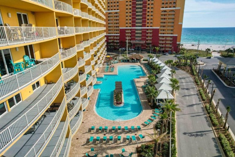 Piscina exterior con tumbonas y vistas al mar del Calypso 3 Luxury Beach en Panama City Beach