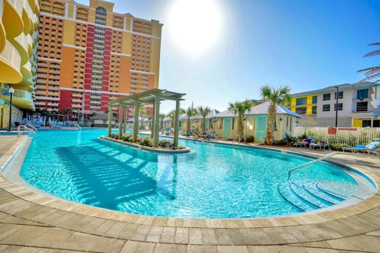 Amplia piscina exterior con cabañas tropicales del Calypso 3 Luxury Beach en Panama City Beach