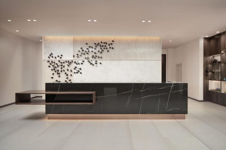 Recepción de mármol negro con arte decorativo en la pared del AC Hotel by Marriott Punta Cana