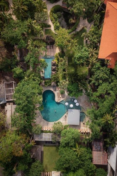 Vista aérea de las piscinas rodeadas de vegetación tropical del Bali Garden Beach Resort en Kuta
