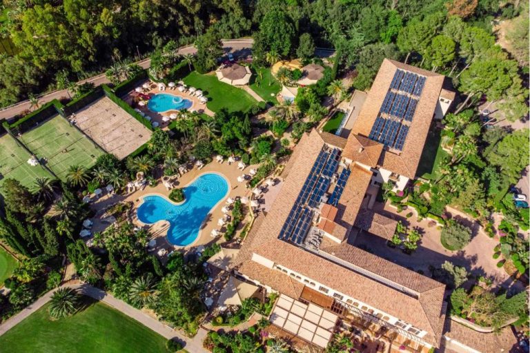 Vista aérea del Sheraton Mallorca Arabella Golf Hotel con piscinas exteriores, paneles solares y jardines