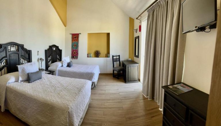 Habitación doble con camas individuales y decoración colonial en Marisol Hotel Boutique