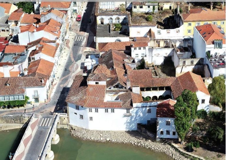 Vista aérea del Vila Galé Collection Tomar con arquitectura histórica junto al río Nabão