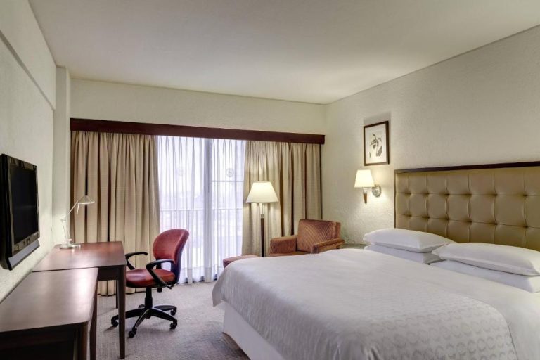 Habitación king con escritorio y televisor en el Sheraton Lima Historic Center