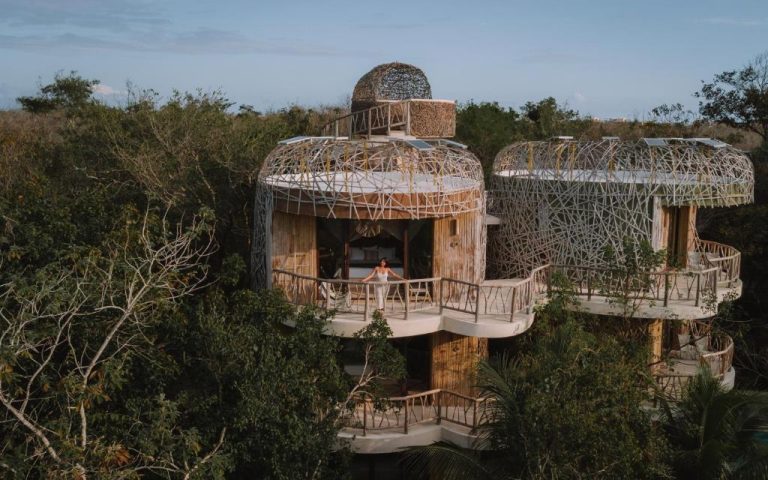 Villa de lujo entre la selva con terraza panorámica y arquitectura orgánica en Kan Tulum Hotel