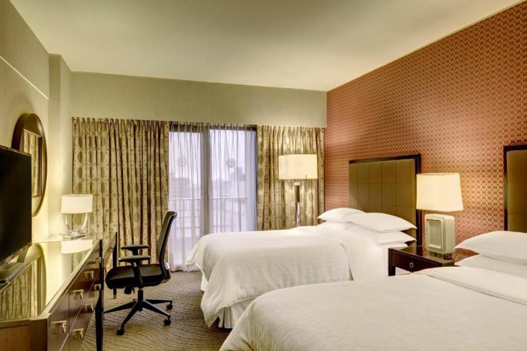 Habitación doble con dos camas y decoración moderna en el Sheraton Lima Historic Center