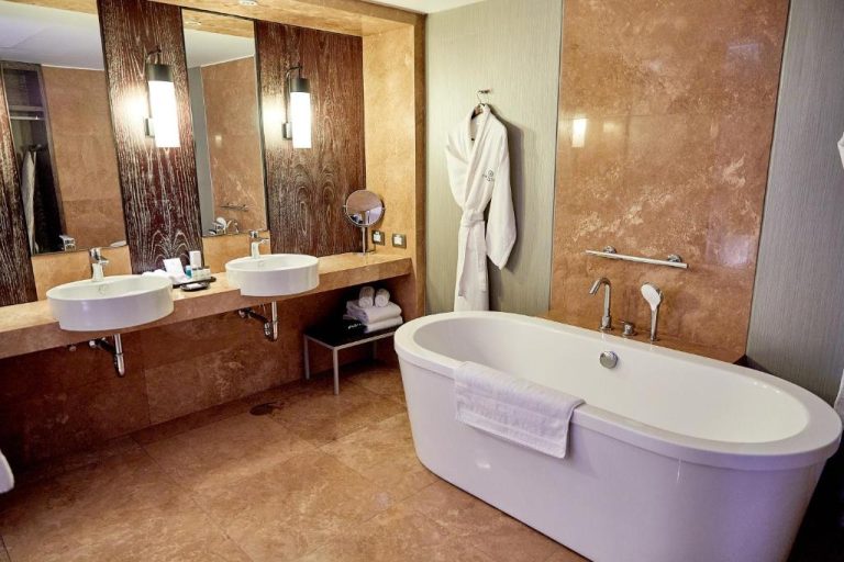 Baño de lujo con bañera exenta y doble lavabo en el Sheraton Lima Historic Center
