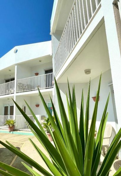 Fachada exterior con balcones y jardín tropical del Nautilus by La Jamaca Hotels en La Parguera