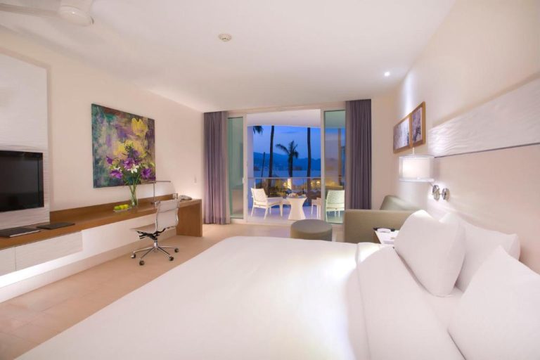 Habitación deluxe con cama king, terraza y vista al mar en Krystal Grand Puerto Vallarta All Inclusive